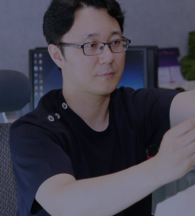 환자 얼굴을 살피며 상담하는 오킴스K 의료진
