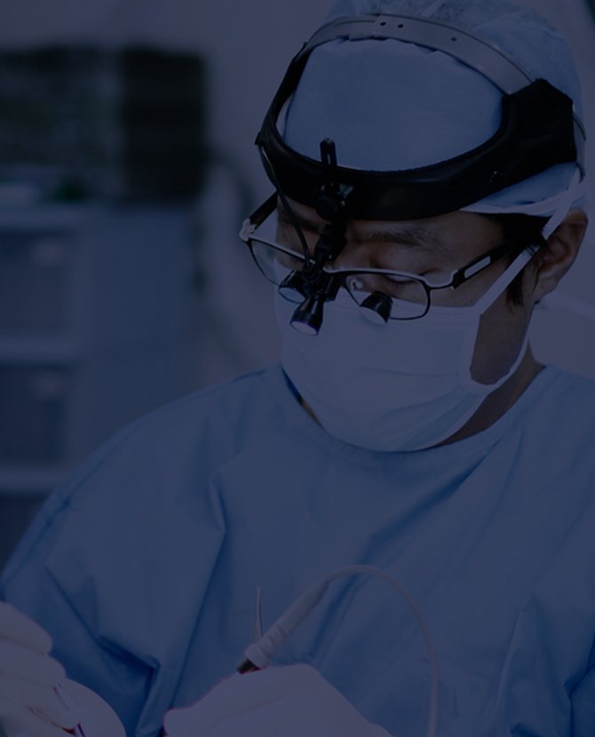수술 중인 오킴스K 의료진(헤드라이트·확대경)